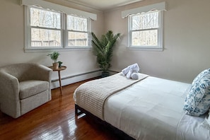 3 bedrooms, desk, WiFi, bed sheets