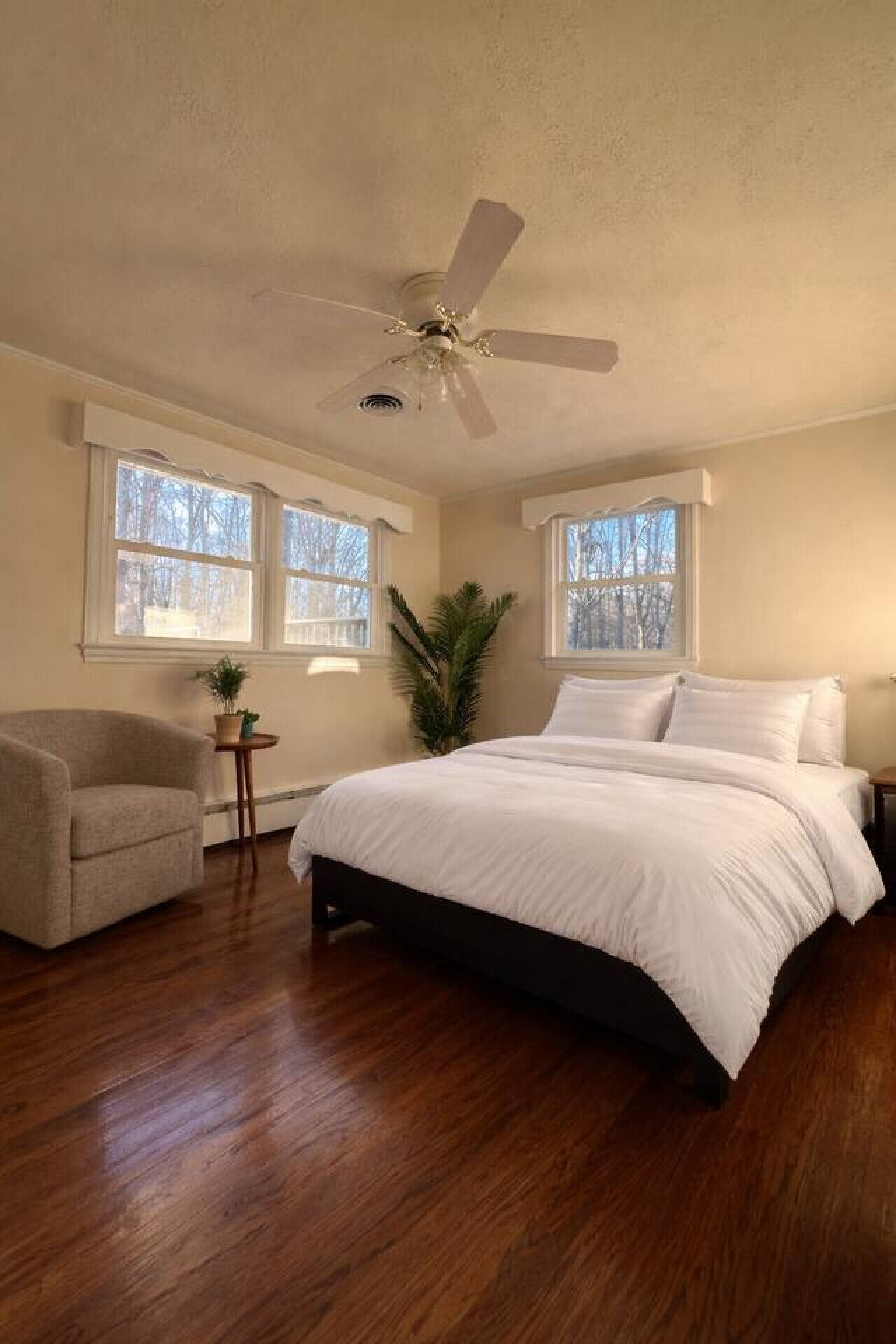 3 bedrooms, desk, WiFi, bed sheets