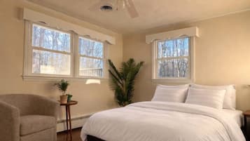 3 bedrooms, desk, WiFi, bed sheets