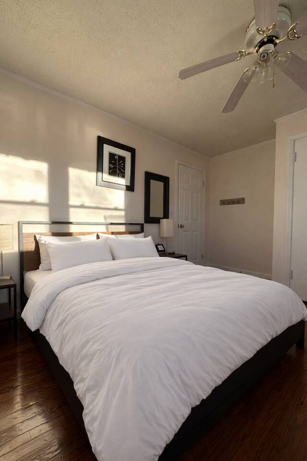 3 bedrooms, desk, WiFi, bed sheets