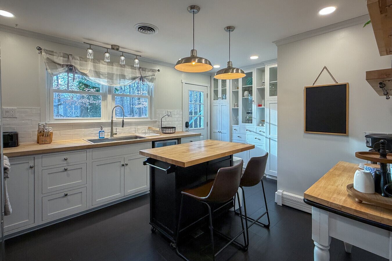 Kühlschrank, Mikrowelle, Herdplatte, Geschirrspüler