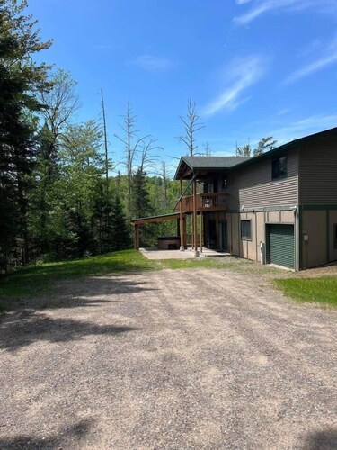 Ski getaway with hill view and hot tub- Lower unit