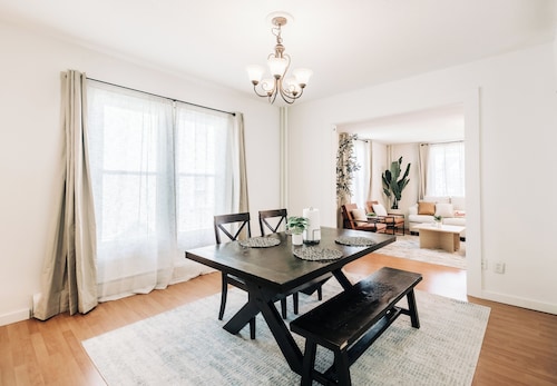 Bright, chic & spacious by Summit/Hamline in St Paul with porch and swing chairs