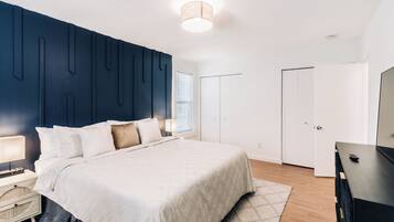 4 bedrooms, iron/ironing board, WiFi, bed sheets