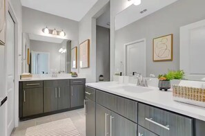 Hair dryer, towels, soap, toilet paper - Luxury Family 5BR Villa with Heated Pool, Perfect for Disney Vacations (Davenport)