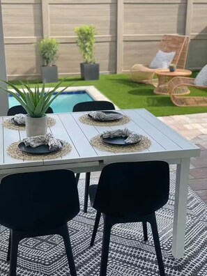 Outdoor dining - Luxury Family 5BR Villa with Heated Pool, Perfect for Disney Vacations (Davenport)