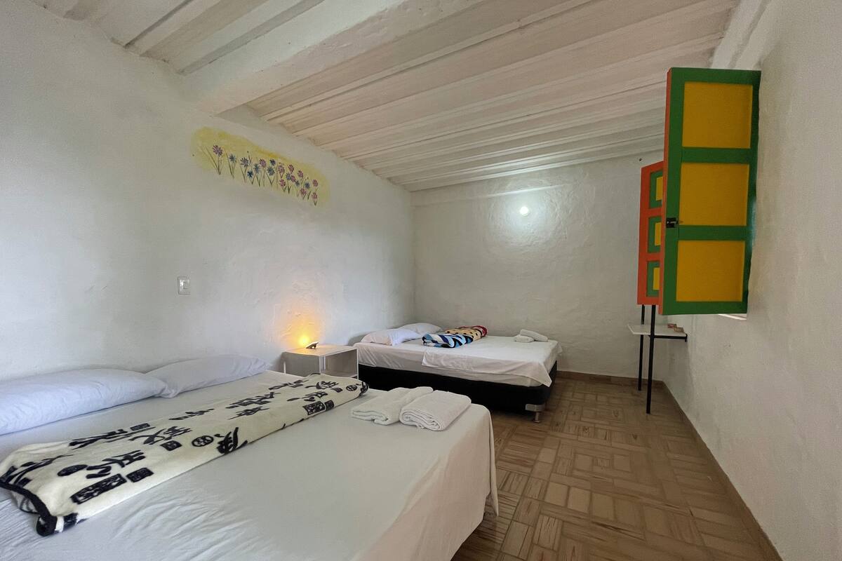 Fyrbäddsrum - sjöutsikt | Arbetsyta för laptop och gratis wi-fi