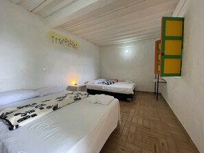 Phòng 4, quang cảnh hồ | Khu vực làm việc phù hợp cho laptop