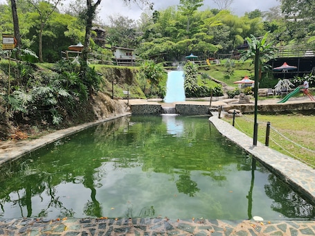 4 piscinas al aire libre. Aldea Los Pioneros