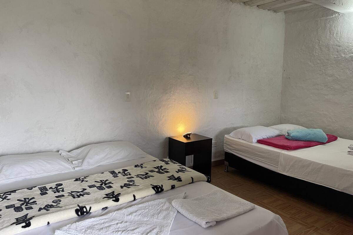 Fyrbäddsrum - sjöutsikt | Arbetsyta för laptop och gratis wi-fi