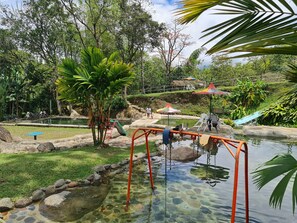 4 hồ bơi ngoài trời