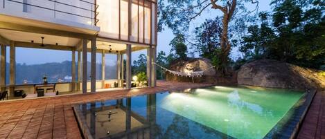 Quarto casal luxo, vista para o pátio | Piscina