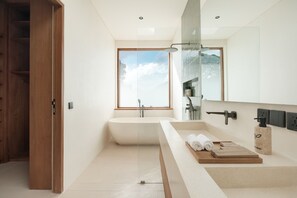 Shower, hair dryer, bidet, towels - Manu Gede - 4BR+Bunk Room, Gym, Sauna, Ice bath (Bali)