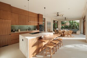 Fridge, microwave, oven, stovetop - Manu Gede - 4BR+Bunk Room, Gym, Sauna, Ice bath (Bali)