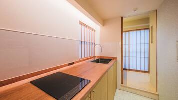 Réfrigérateur, micro-ondes, batterie de cuisine, vaisselle et ustensiles