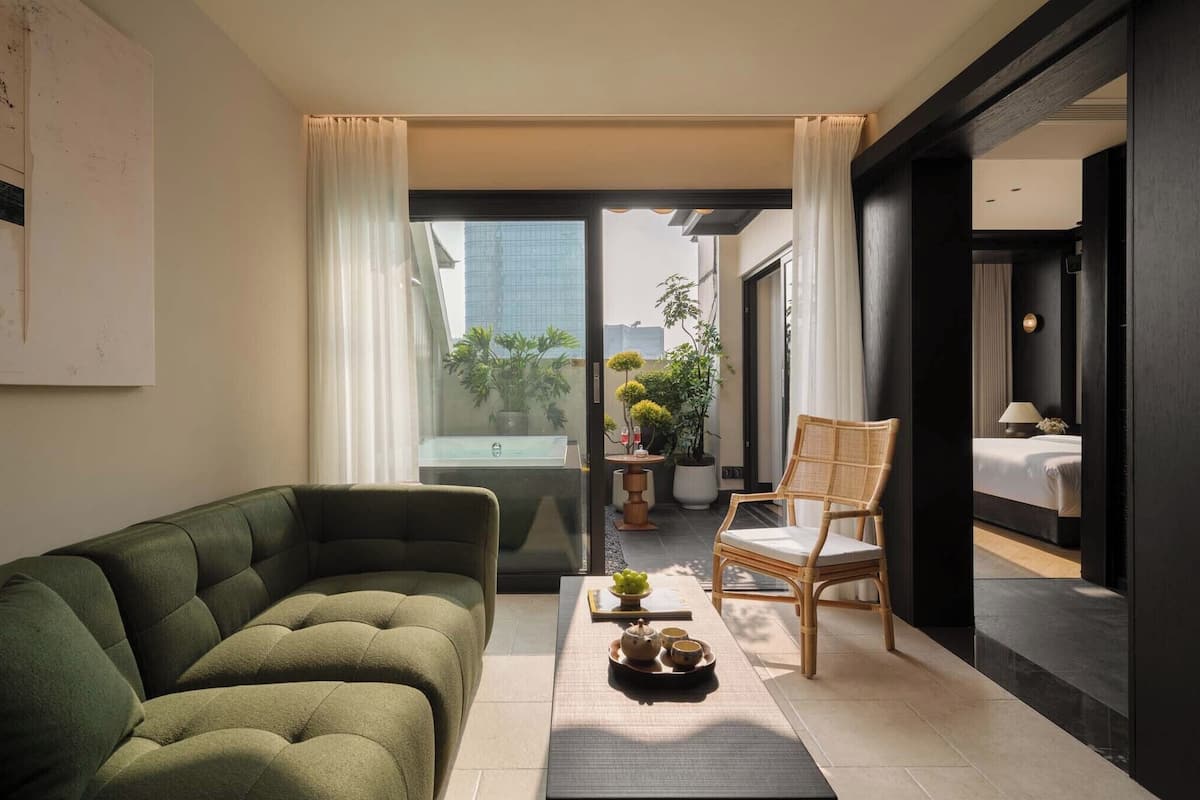 Luxury Studio Suite, City View | Living area