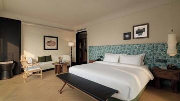 Minibar, cortinas blackout y sistema de insonorización