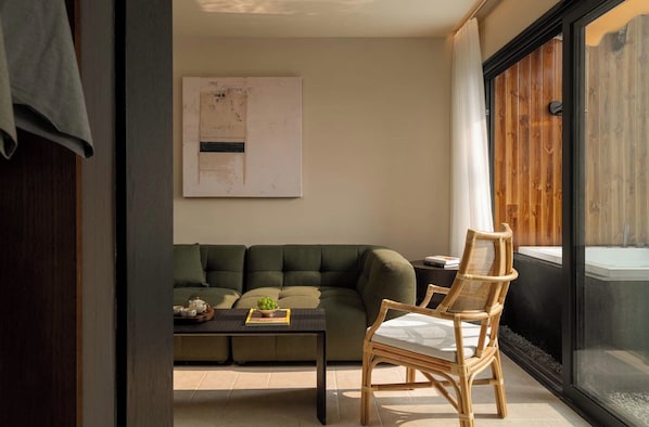 Luxury Studio Suite, City View | Living area