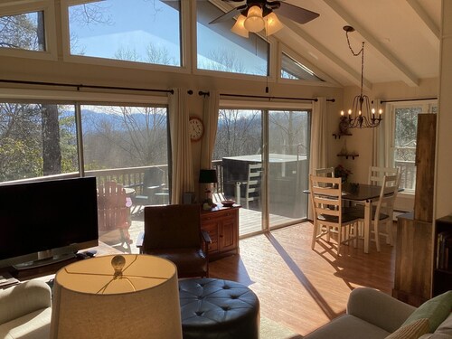 Cozy 3-bedroom house in tranquil Franklin with hot tub and game room