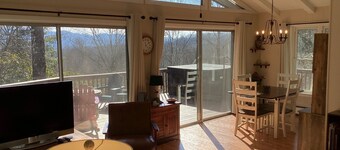 Cozy 3-bedroom house in tranquil Franklin with hot tub and game room