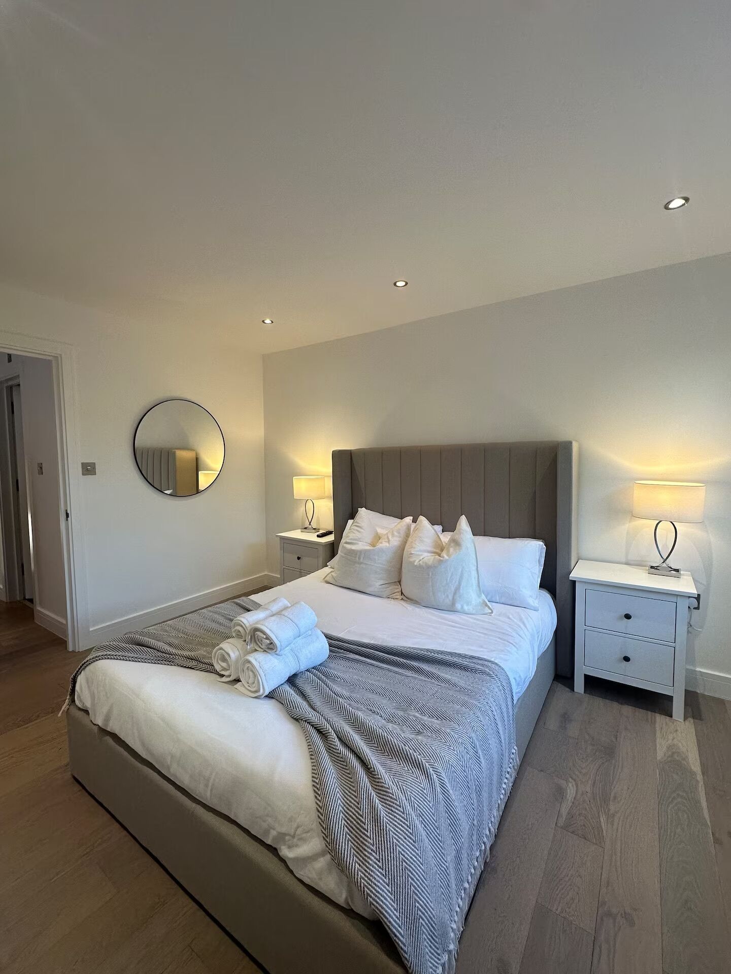 2 عدّة غرف نوم ومكواة/لوح كي وواي فاي وملاءات أسرّة