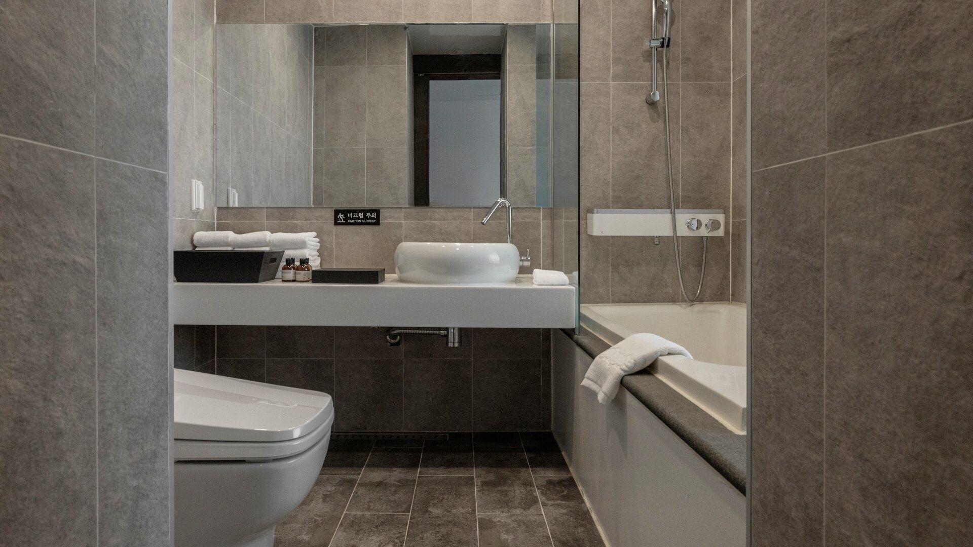 Deluxe Double | Bathroom | Hair dryer, bathrobes, slippers, bidet