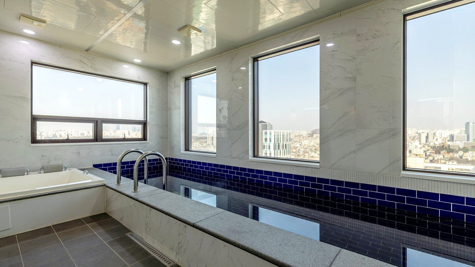 Pent Suite Family | Phòng tắm | Máy sấy tóc, áo choàng tắm, dép đi trong nhà, chậu vệ sinh/vòi rửa 