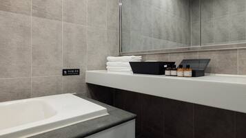 Deluxe Double | Bathroom