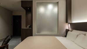 Ropa de cama de alta calidad y caja de seguridad en la habitación 