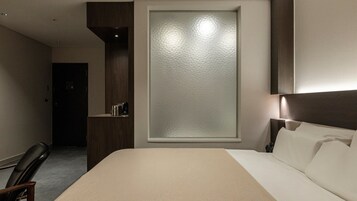 Ropa de cama de alta calidad y caja de seguridad en la habitación 