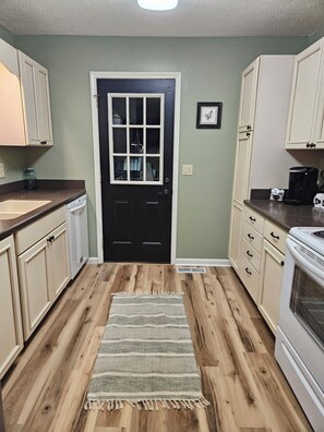 Jääkaappi, mikroaaltouuni, uuni, liesi