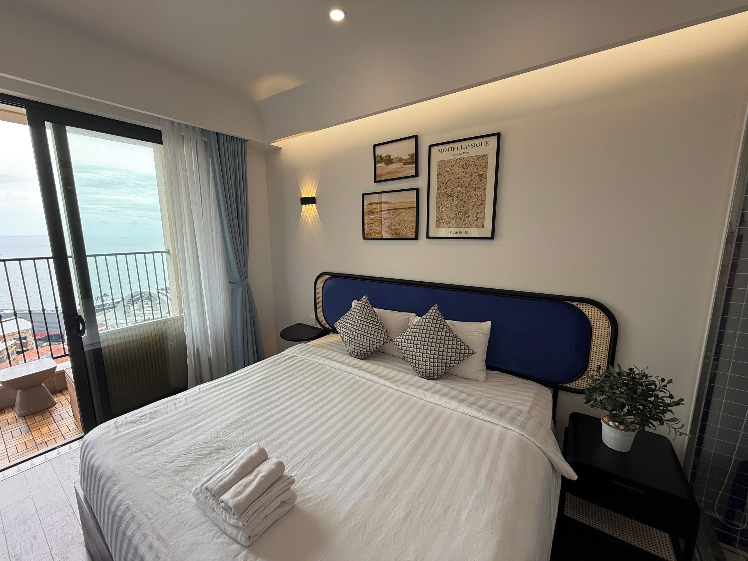 Luxury Studio Suite, Beach View | Desk, blackout drapes, soundproofing, iron/ironing board