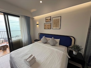 Luksus-studiosuite - strandudsigt | Skrivebord, mørklægningsgardiner, lydisolering, strygejern/strygebræt