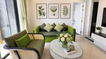 Apartamento superluxo, 2 quartos, vista parcial para o mar | Área de estar | TV de tela plana, Netflix, filmes pagos, serviços de streaming
