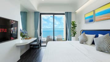 Luksusstudio, 1 kingsize-seng, havutsikt | Utsikt mot strand/hav