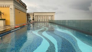 Außenpool, Liegestühle, Rettungsschwimmer vor Ort