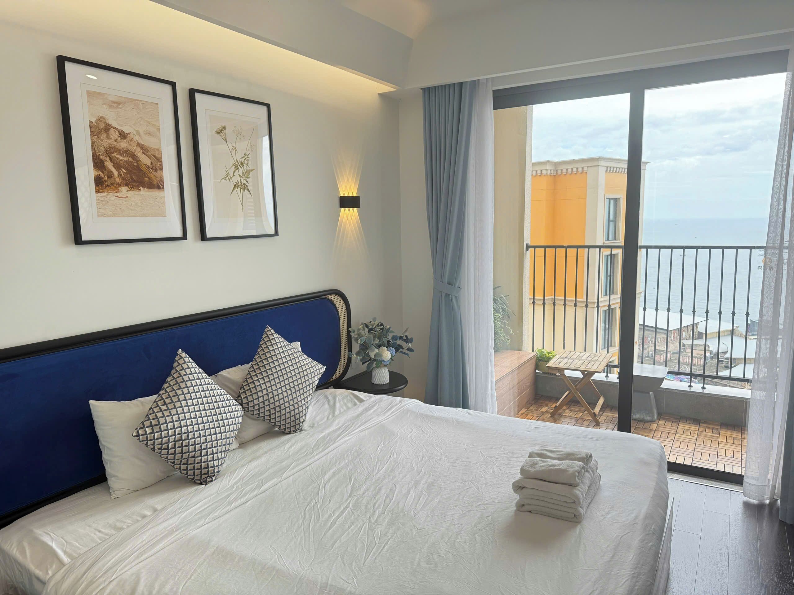 Luxury Studio Suite, Beach View | Desk, blackout drapes, soundproofing, iron/ironing board