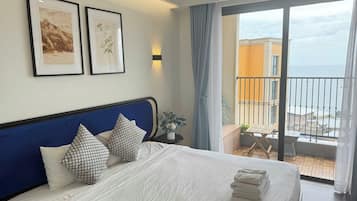 Luksus-studiosuite - strandudsigt | Skrivebord, mørklægningsgardiner, lydisolering, strygejern/strygebræt