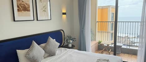 Luksus-studiosuite, strandutsikt | Skrivebord, blendingsgardiner, lydisolert og strykejern/-brett