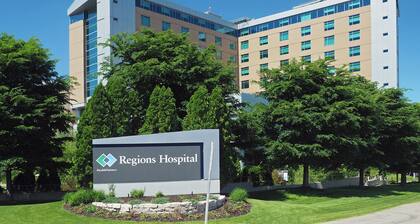 Bright, cozy & cute in St. Paul by Summit-University with porch and swing chair