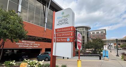 Bright, cozy & cute in St. Paul by Summit-University with porch and swing chair