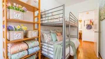 Travel crib, WiFi, bed sheets