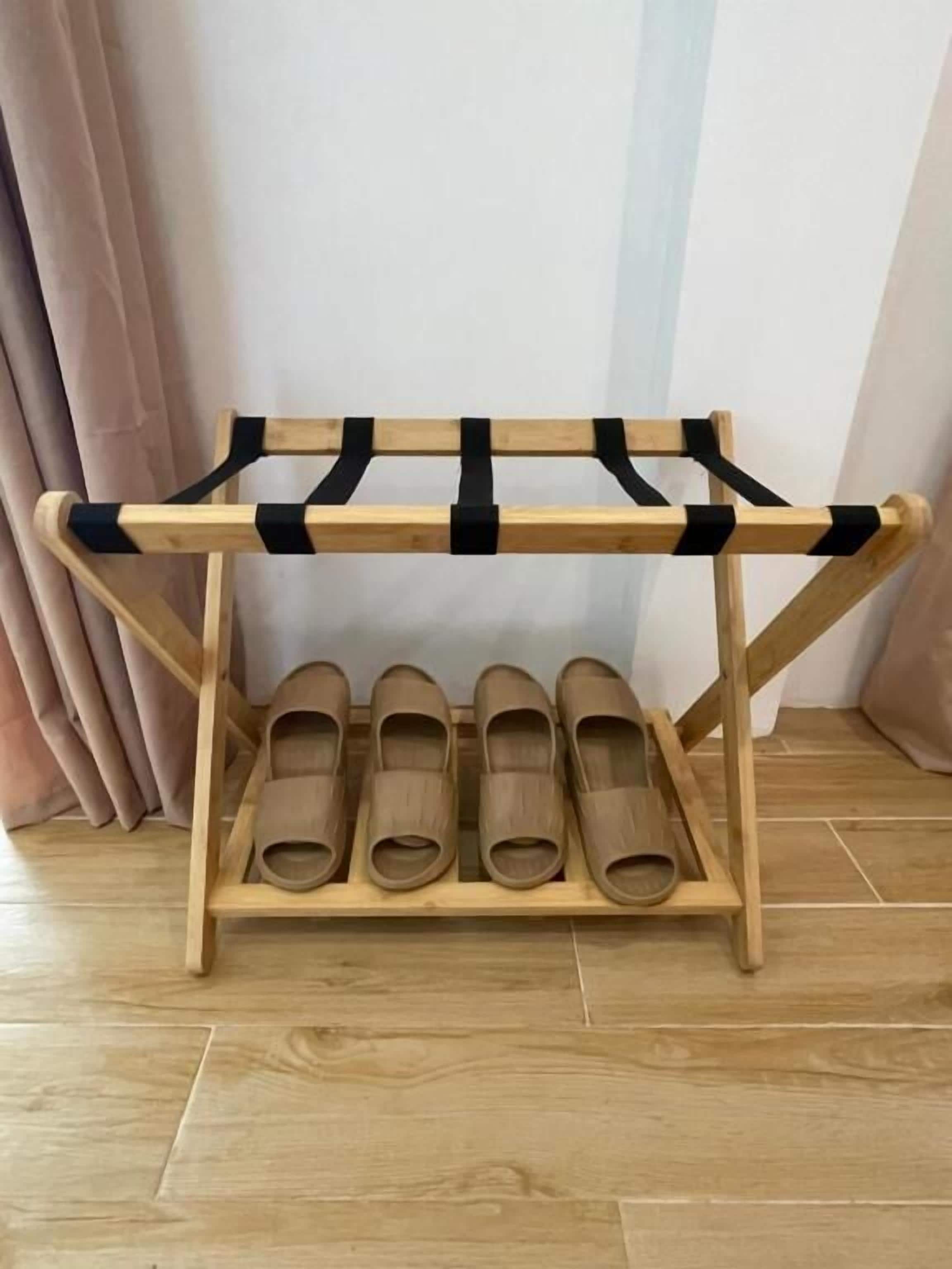Un zapatero de madera con tres estantes para zapatos.