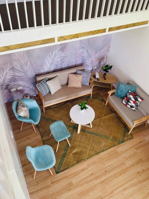 Villa familiar, balcón, vista parcial al mar | Interior