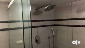 Secadora de cabello, bidet, toallas, jabón 