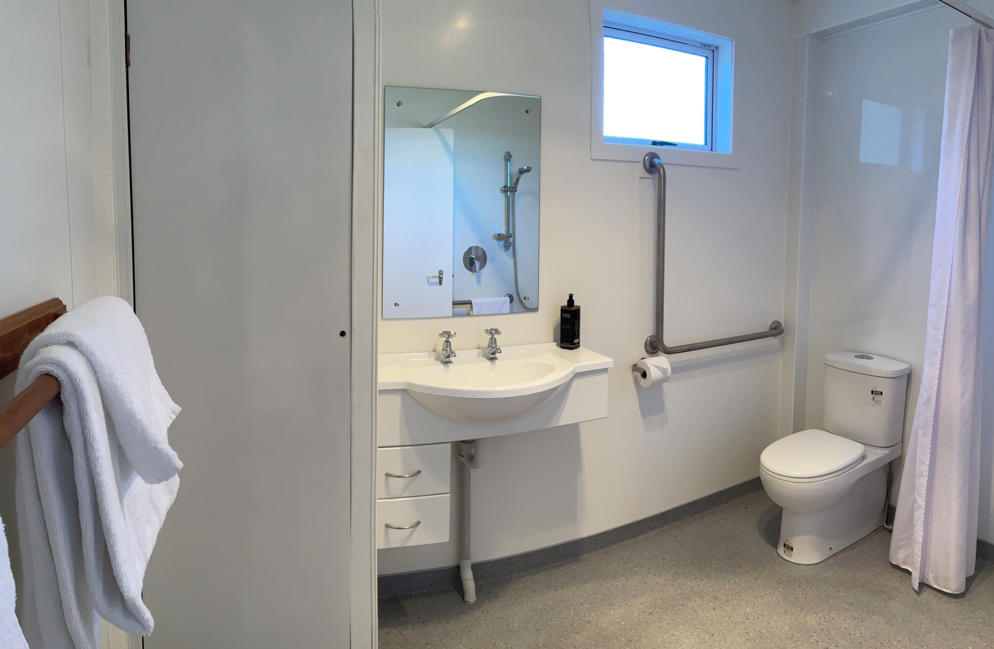 Huoneisto, 2 makuuhuonetta, patio | Kylpyhuone | Suihku, hiustenkuivaaja, pyyhkeet
