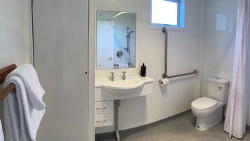 Huoneisto, 2 makuuhuonetta, patio | Kylpyhuone | Suihku, hiustenkuivaaja, pyyhkeet