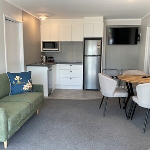 Appartement, 2 slaapkamers, patio | Privékeuken | Een mini-koelkast, een magnetron, een kookplaat, een vaatwasser