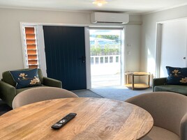Apartamento, 2 quartos, varanda | Área de estar | TV 43 polegadas com canais digitais