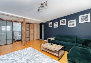 Tabla de planchar con plancha, wifi, ropa de cama